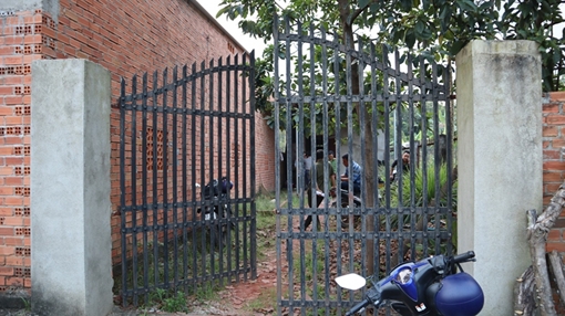 Đi làm về, con gái phát hiện cha ruột tử vong