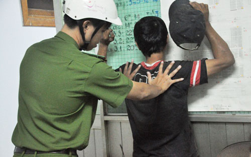 Nhóm công nhân “rút ruột” hàng hóa hơn 120 triệu đồng