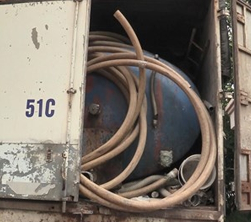 Xe tải xả hơn 8 tấn chất thải khu dân cư