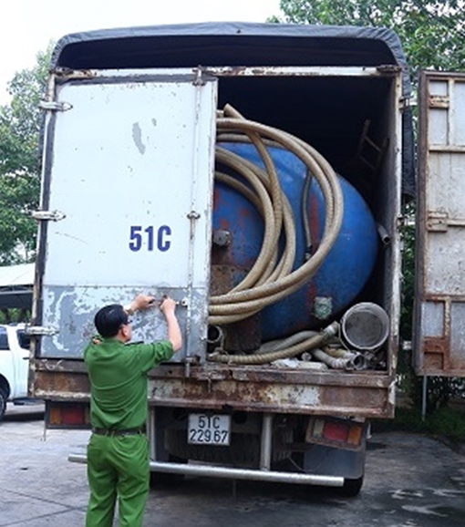 Xe tải chở chất thải nguy hại đổ xuống hố ga