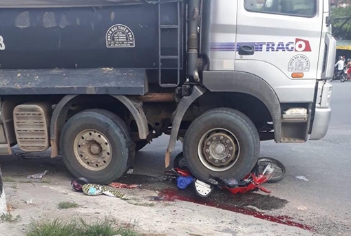 Cán nát đôi chân người phụ nữ, tài xế lái xe ben bỏ trốn