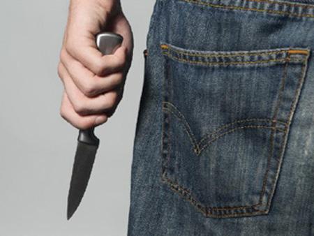 Rủ nhau vào phòng trọ, dọa giết nữ công nhân cướp vàng