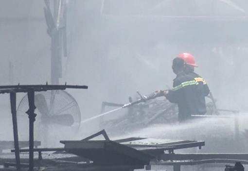 Cháy lớn tại Công ty sản xuất đồ gỗ Tân Vĩnh Nghĩa rộng khoảng 2000m2 ở Bình Dương