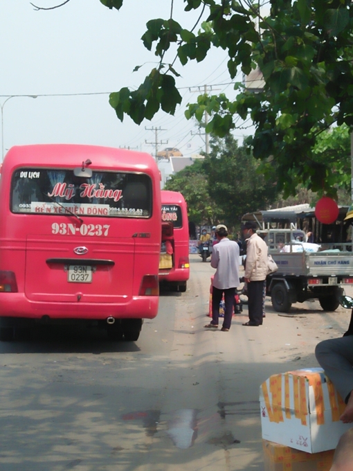 Bát nháo “xe dù, bến cóc” dịp cận Tết ở Bình Dương