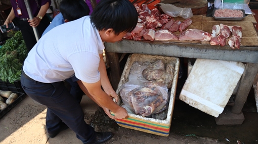 Phát hiện thịt heo thối ở khu vực chợ Đồng xoài