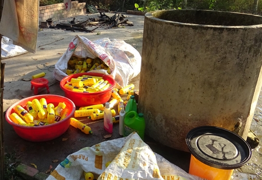 Dùng nước tẩy bồn cầu và hóa chất “sản xuất” nước rửa chén