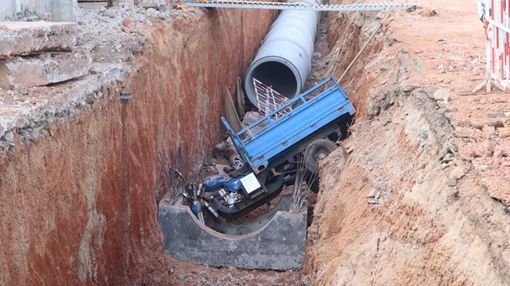 Xe ba gác “lùa” xe máy xuống hố công trình, 2 người thoát chết