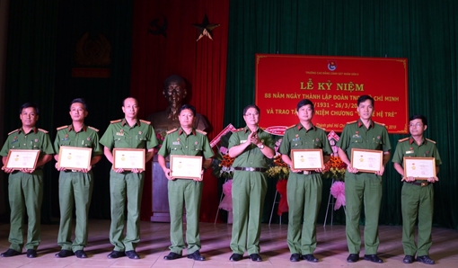 Tặng kỷ niệm chương “Vì thế hệ trẻ” cho 7 cá nhân Cao đẳng CSND II