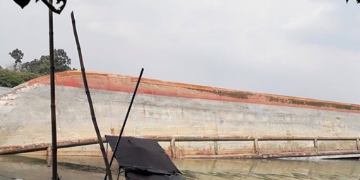 Lật sà lan chở 500 tấn đá, thuyền viên may mắn thoát chết