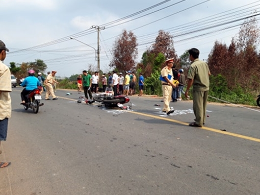 Ba người thương vong sau va chạm xe máy cực mạnh