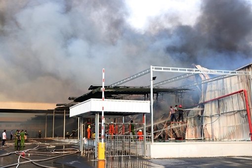 Cháy lớn công ty sản xuất ghế nệm rộng hàng nghìn mét vuông