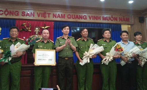 Khen thưởng ban chuyên án khám phá vụ sát hại 3 bà cháu 