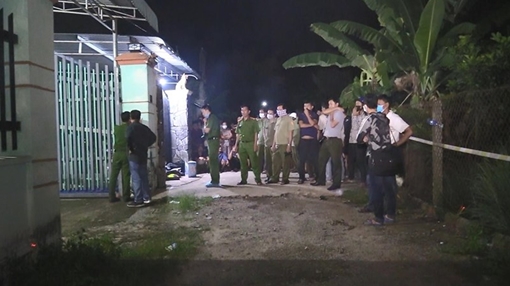 Người dân đốt bồ kết khử mùi tại nơi phát hiện 2 xác người trong "cục bê tông"