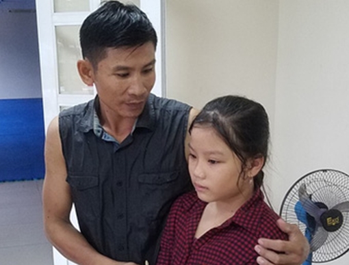 Chui vào cống trú mưa, hai cha con suýt mất mạng