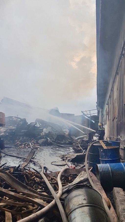 Cháy lớn hai công ty gỗ rộng hơn 9000m2 ở Bình Dương