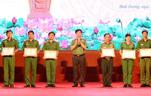 Khen thưởng tập thể, cá nhân phá hai chuyên án đặc biệt nghiêm trọng