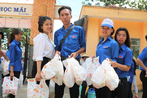 Những hình ảnh đẹp lắng đọng tiếp sức mùa thi ở Bình Phước