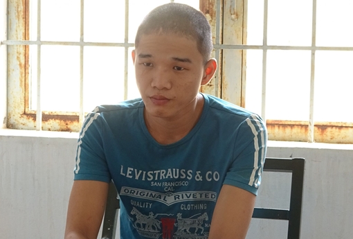 Bé gái ngủ một mình trong chòi bị gã nghiện giở trò đồi bại