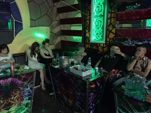 Karaoke đóng cửa, tắt đèn, tổ chức tiệc ma túy bên trong