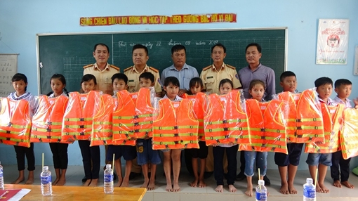 Trao tặng áo phao nghĩa tình cho người dân xã Phước Lưu