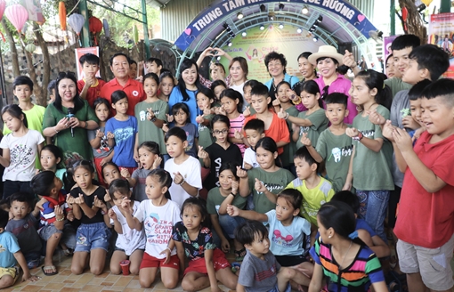 Bộ trưởng Nguyễn Thị Kim Tiến thăm, tặng quà trẻ em mồ côi, khuyết tật