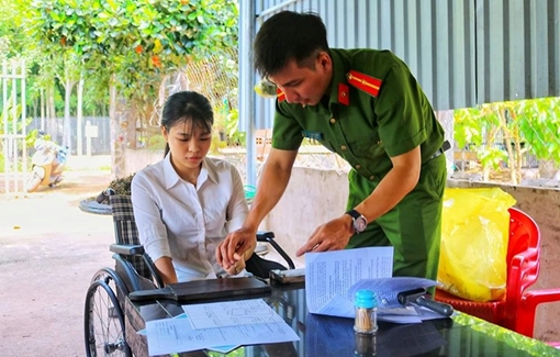 Tuổi trẻ Công an Bình Dương đến tận nhà làm CMND cho người dân