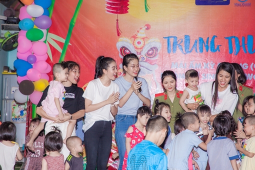 Người đẹp nhân ái Đại học ANND tặng quà trung thu cho trẻ em khuyết tật