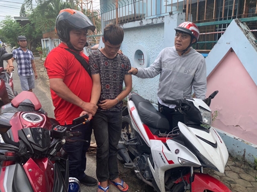 Bắt nghi can dọa giết người đi đường cướp xe