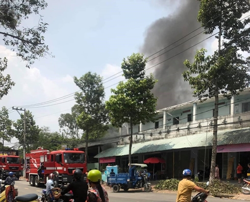 Cháy lớn cửa hàng vật liệu xây dựng ở Bình Dương