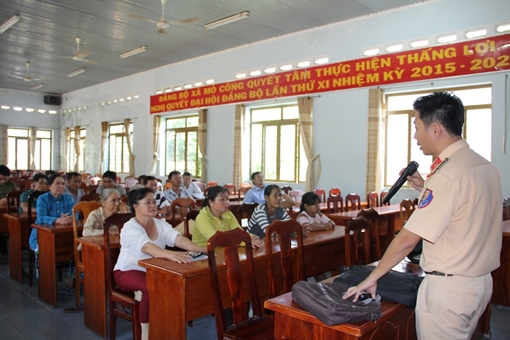 Công an Tây Ninh tuyên truyền Luật Giao thông cho người dân