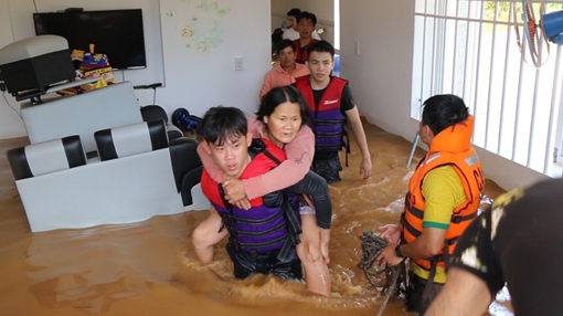 Hàng trăm CBCS Công an Bình Phước cứu dân vùng lũ