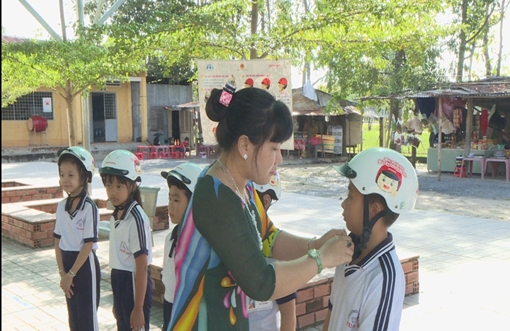 Phụ huynh đội MBH cho trẻ khi tham gia giao thông