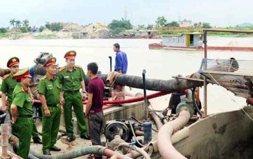 Bắt 3 tàu khai thác cát trái phép sông Đồng Nai