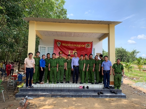 Trao nhà đồng đội cho nữ Cảnh sát có hoàn cảnh khó khăn