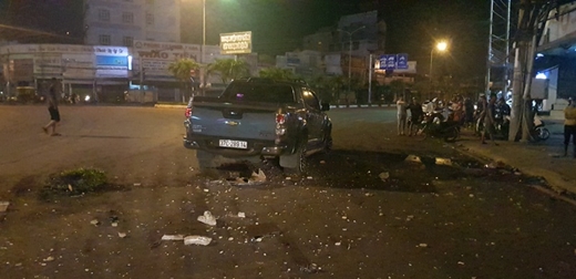 Sau cuộc nhậu của bác tài, ô tô bán tải cày nát vòng xoay