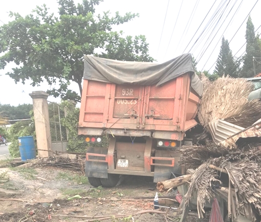 Xe container mất lái “ủi” nhà dân  