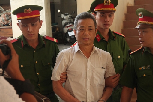 Hoãn xét xử cựu Bí thư Bến Cát vì "cần dịch hồ sơ tiếng Anh sang tiếng Việt Nam"