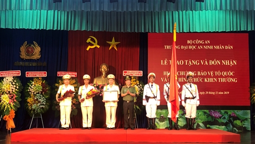 Thứ trưởng Nguyễn Văn Sơn chúc mừng các Nhà giáo Đại học ANND