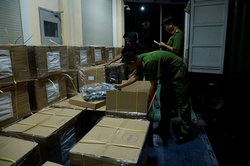 Phát hiện hơn 1.300 áo chống đạn trong container