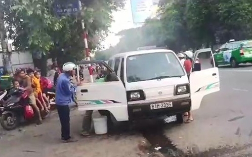 Xe chở học sinh bốc cháy nghi do chạm dây điện