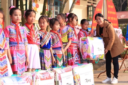 Tuổi trẻ Bình Dương vượt hàng nghìn km mang áo ấm đến trẻ em nghèo Tây Bắc