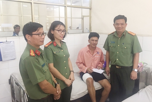Công an Bình Dương thăm hỏi “Hiệp sỹ” bị thương