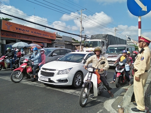 Phân luồng từ xa, phòng ngừa ùn tắc giao thông ngày cuối nghỉ Tết