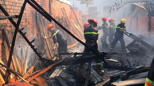 Cháy lớn xưởng gỗ nghi do chập điện