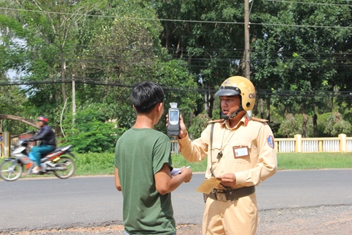 Xử phạt hơn 880 tài xế sử dụng rượu bia tham gia giao thông