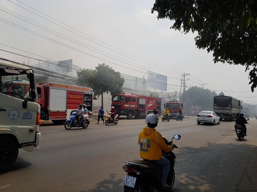 Cháy lớn xưởng cơ khí ở Bình Dương