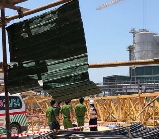 Sập cần cẩu công trình công ty, 3 người tử vong