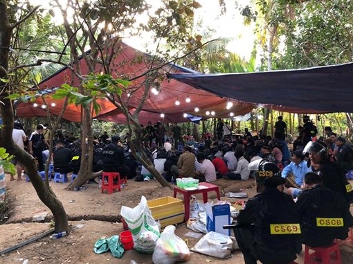 Bắt hơn trăm con bạc đang sát phạt tại trường gà, thu giữ 1 khẩu súng