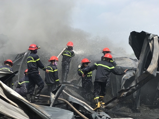 Cháy kho chứa vải phế liệu rộng gần 2000m2