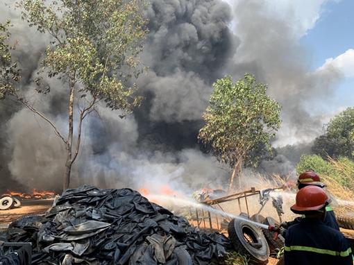 Cháy lớn kho chứa lớp xe ô tô cũ rộng 3000m2